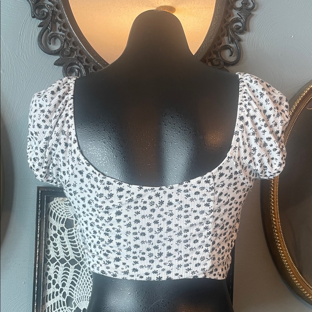PacSun Black and White Floral Crop Top - Picture 2 of 4